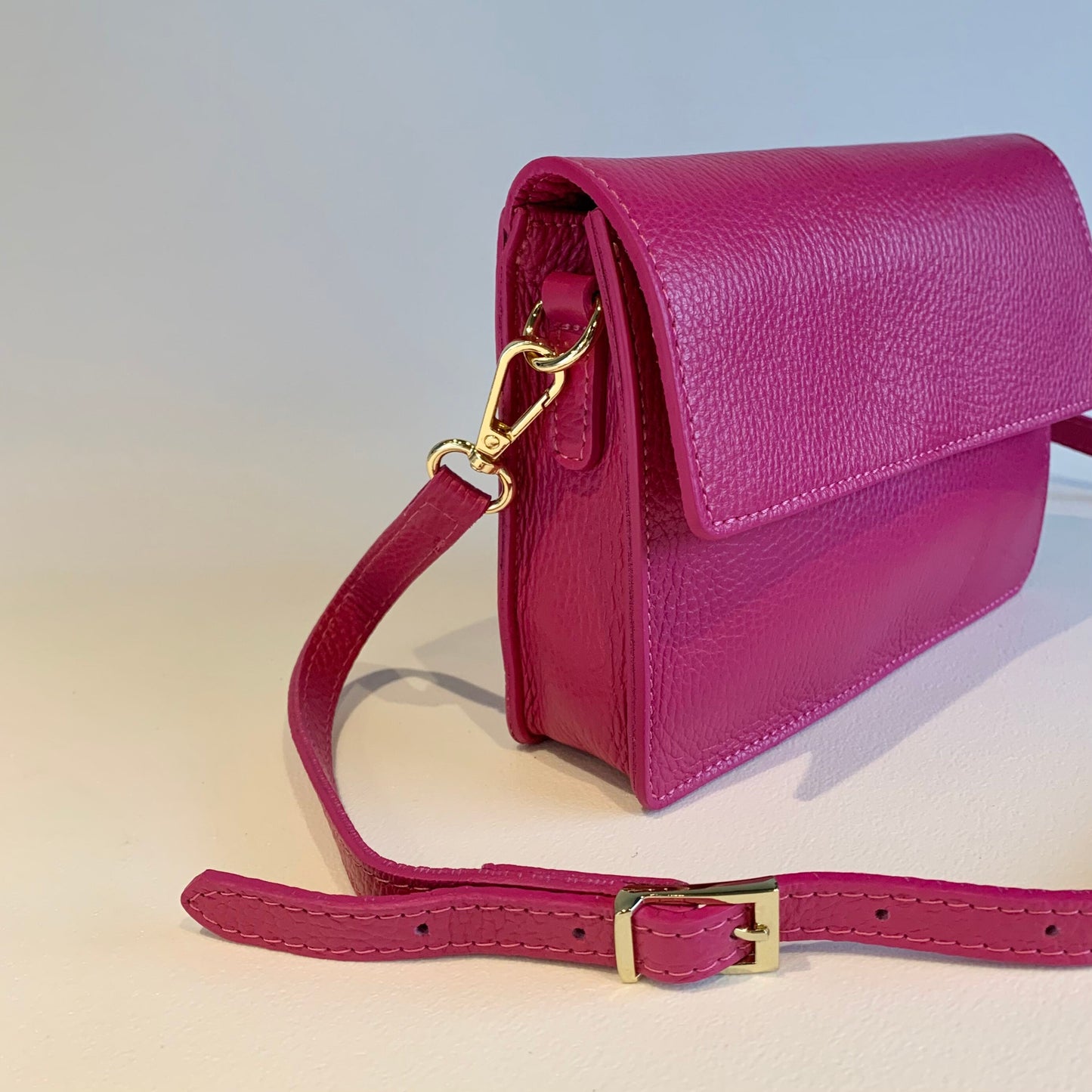 Minimalistische Tasche aus fuchsiafarbenem Leder – Zoe