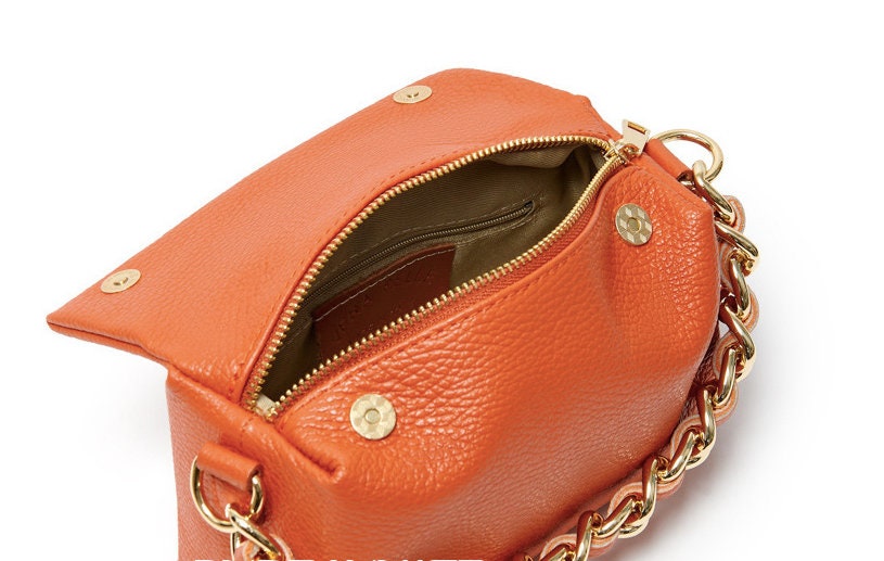 Orangefarbene, kastenförmige Tasche mit Kettengriff – Erin